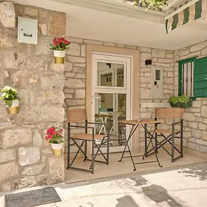 https://luxury-room-beauty.splithotels.org